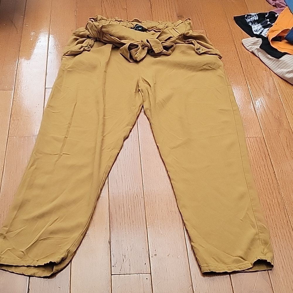 Casual Pants with super cute details!!! Must see!